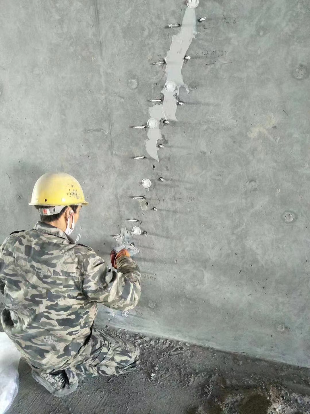 临汾混凝土楼板裂缝加固施工的方案